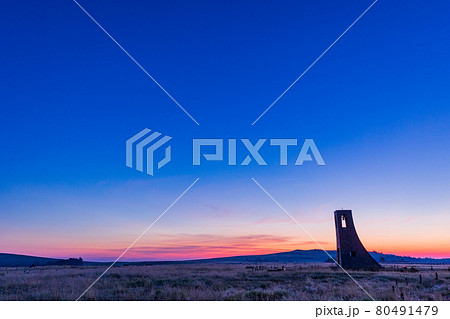 （長野県）美ヶ原高原　美しの塔　夜明け 80491479
