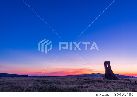 (長野県)美ヶ原高原 美しの塔 夜明け (長野県)美ヶ原高原 美しの塔 夜明け 80491480
