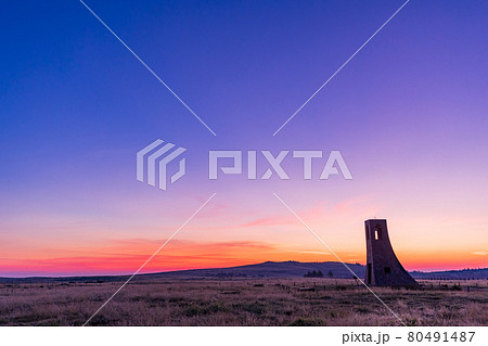 （長野県）美ヶ原高原　美しの塔　夜明け 80491487