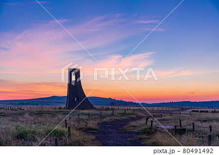 （長野県）美ヶ原高原　美しの塔　夜明け 80491492