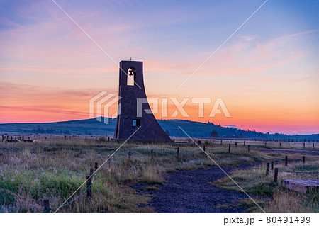 (長野県)美ヶ原高原 美しの塔 夜明け (長野県)美ヶ原高原 美しの塔 夜明け 80491499