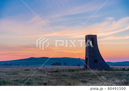 (長野県)美ヶ原高原 美しの塔 夜明け (長野県)美ヶ原高原 美しの塔 夜明け 80491500