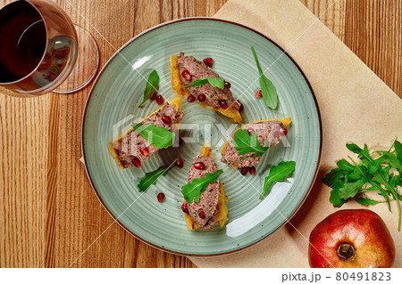 Fried sulguni cheese with paste of ground walnuts, pomegranate and arugula 80491823