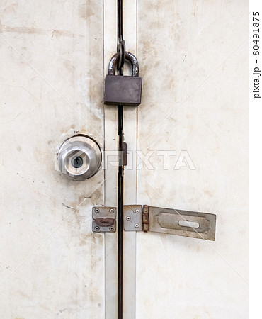 The old metal knob door and brass master key on the PVC door. 80491875