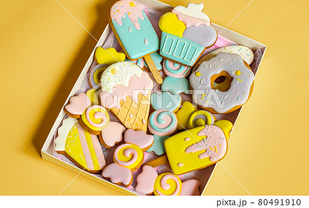 Close-up of bright glazed gingerbread cookies in a box. 80491910