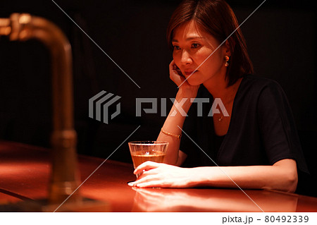 一人でお酒を飲む女性 一人でお酒を飲む女性 80492339