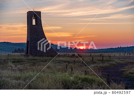 (長野県)美ヶ原高原 美しの塔 日の出 (長野県)美ヶ原高原 美しの塔 日の出 80492597