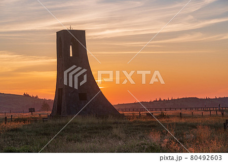 (長野県)美ヶ原高原 美しの塔 日の出 (長野県)美ヶ原高原 美しの塔 日の出 80492603