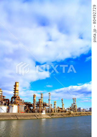 四日市市、工場施設が林立するコンビナートの風景 四日市市、工場施設が林立するコンビナートの風景 80492729