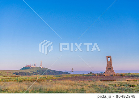 （長野県）美ヶ原高原　朝の光に照らされる、美しの塔 80492849