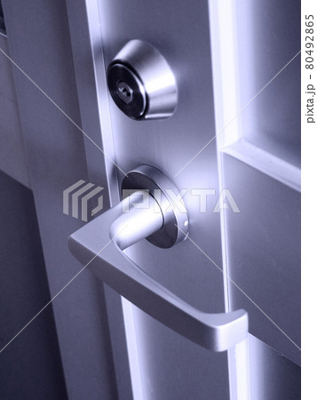 ドアノブ(鍵付きレバー式アルミドア) 80492865