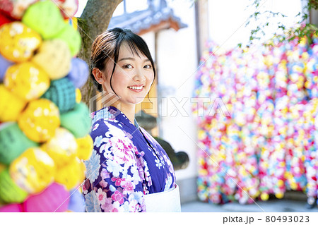浴衣で京都を観光する女性 80493023