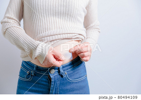 卵胞ホルモン剤を貼る、剥す女性 不妊治療 更年期障害  卵胞ホルモン剤を貼る、剥す女性 不妊治療 更年期障害  80494109