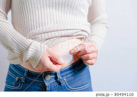 卵胞ホルモン剤を貼る、剥す女性　不妊治療　更年期障害　 80494110