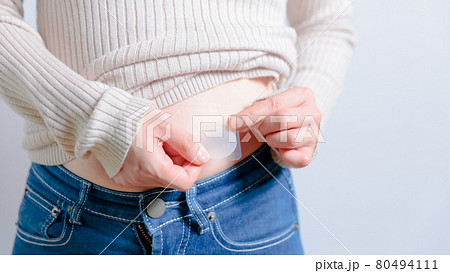 卵胞ホルモン剤を貼る、剥す女性　不妊治療　更年期障害　16:9 80494111