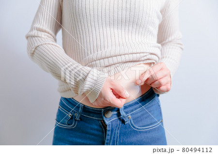 卵胞ホルモン剤を貼る、剥す女性　不妊治療　更年期障害　 80494112