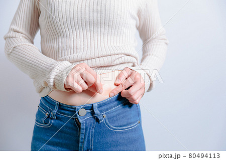 卵胞ホルモン剤を貼る、剥す女性　不妊治療　更年期障害　 80494113