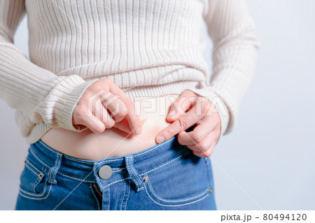 卵胞ホルモン剤を貼る、剥す女性 不妊治療 更年期障害  卵胞ホルモン剤を貼る、剥す女性 不妊治療 更年期障害  80494120