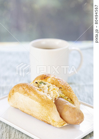 美味しいソーセージパンとホットコーヒー 美味しいソーセージパンとホットコーヒー 80494567