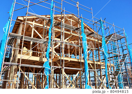 青空の建設現場 80494815