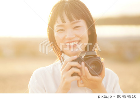 写真を撮る女性 80494910
