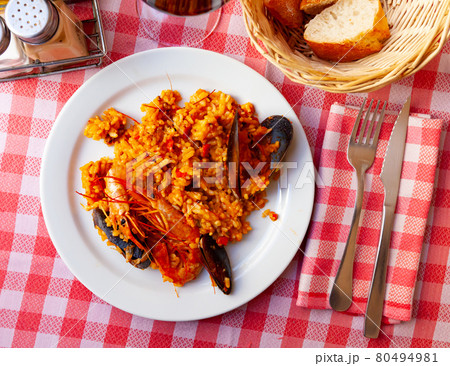 Spainsh dish seafood paella with rice, shrimps and mussels 80494981