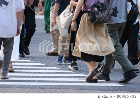人流・人出　街の人出の様子 80495705