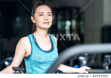 フィットネス　スポーツジム　ランニング　トレーニング　エクササイズ 80495960
