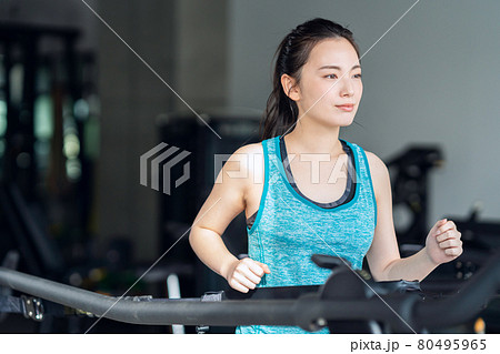 フィットネス　スポーツジム　ランニング　トレーニング　エクササイズ 80495965
