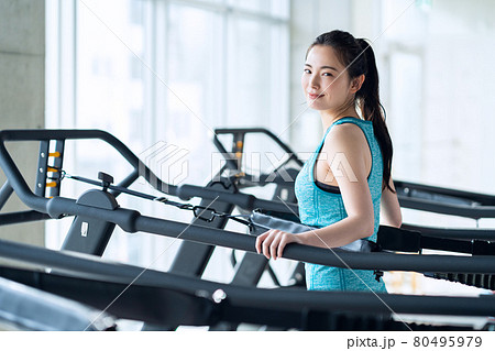 フィットネス　スポーツジム　ランニング　トレーニング　エクササイズ 80495979