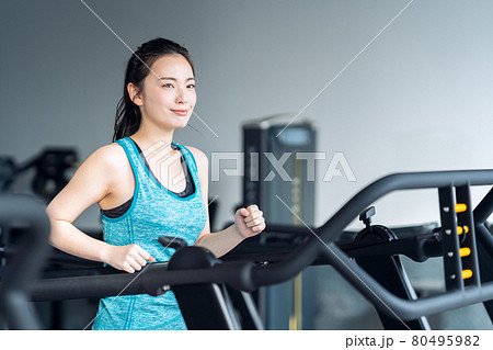 フィットネス　スポーツジム　ランニング　トレーニング　エクササイズ 80495982