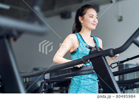 フィットネス　スポーツジム　ランニング　トレーニング　エクササイズ 80495984