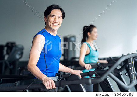 フィットネス　スポーツジム　ランニング　トレーニング　エクササイズ 80495986