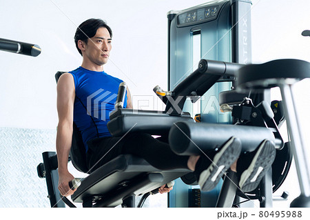 フィットネス　スポーツジム　レッグカール　トレーニング　エクササイズ 80495988