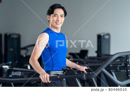 フィットネス　スポーツジム　トレーニング　エクササイズ 80496010