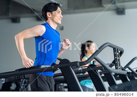 フィットネス　スポーツジム　トレーニング　エクササイズ 80496014