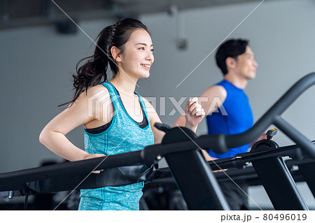 フィットネス　スポーツジム　トレーニング　エクササイズ 80496019