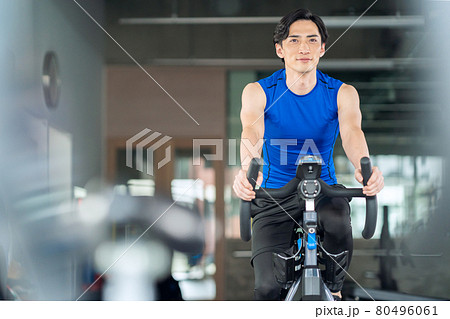 フィットネス　スポーツジム　トレーニング　エクササイズ 80496061