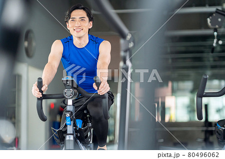 フィットネス　スポーツジム　トレーニング　エクササイズ 80496062