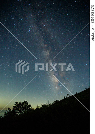 満点の星空と天の川(縦) 80498879