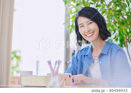 リビングでオンライン学習をするミドル女性 80499435