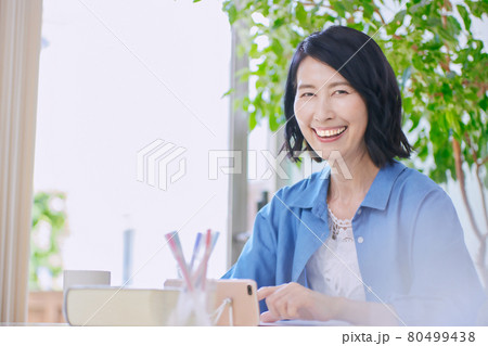 リビングでオンライン学習をするミドル女性 80499438