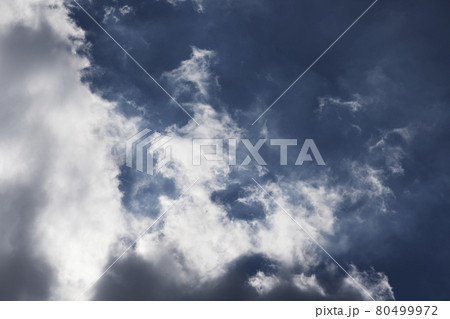 刻々と姿を変える、天頂の低い位置にある積雲の端部2 80499972