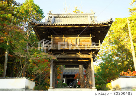 宝福寺　秋の朝日を浴びる山門　岡山県総社市 80500485