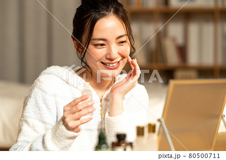 夜に肌のお手入れをする若い女性 夜に肌のお手入れをする若い女性 80500711