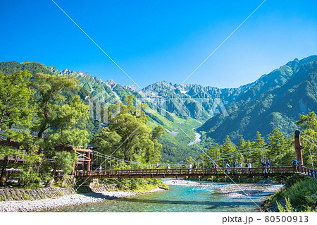 上高地の河童橋と穂高連峰 80500913