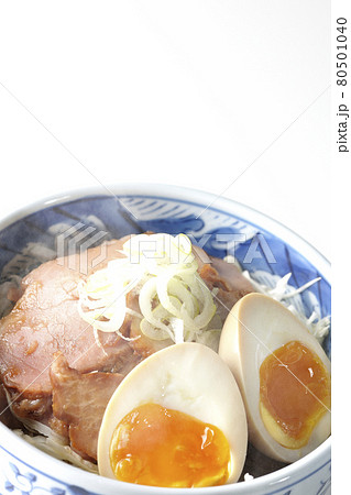 キャベツの千切りに味玉、ネギがトッピングされた湯気が立っている焼豚丼を白背景で撮影 キャベツの千切りに味玉、ネギがトッピングされた湯気が立っている焼豚丼を白背景で撮影 80501040