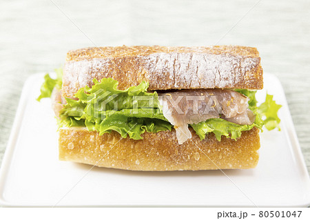おいしい生ハムのフランスパンサンド 80501047