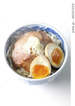 キャベツの千切りに味玉、ネギがトッピングされた湯気の立っている焼豚丼を白背景で俯瞰撮影 キャベツの千切りに味玉、ネギがトッピングされた湯気の立っている焼豚丼を白背景で俯瞰撮影 80501059