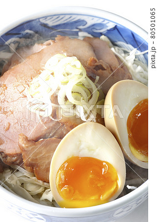 キャベツの千切りに味玉、ネギがトッピングされた湯気の立っている焼豚丼を白背景で俯瞰撮影 キャベツの千切りに味玉、ネギがトッピングされた湯気の立っている焼豚丼を白背景で俯瞰撮影 80501065